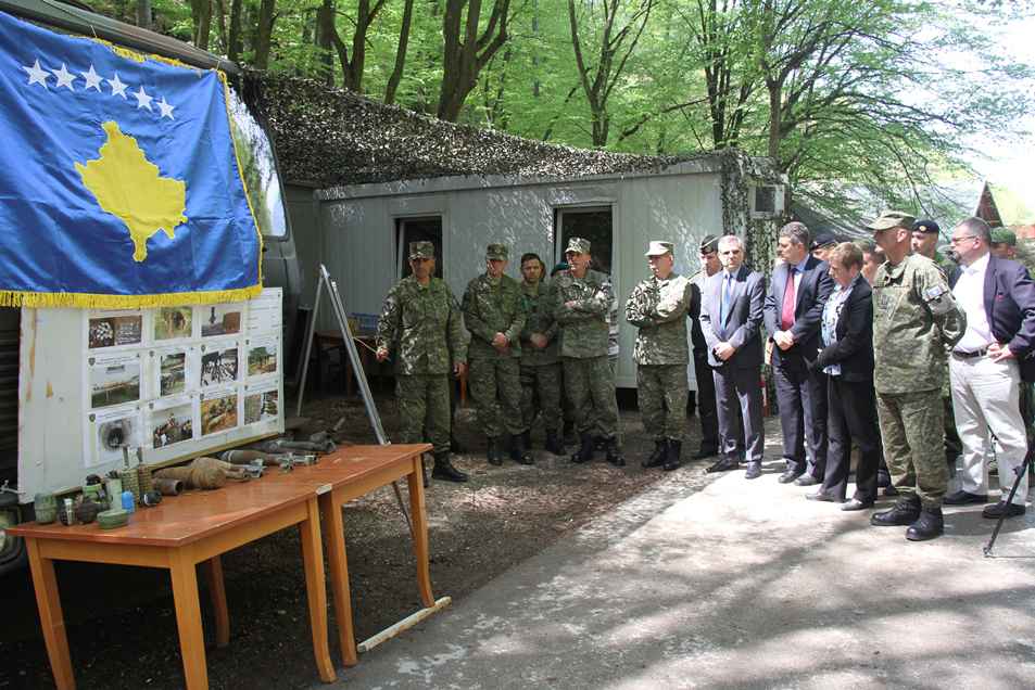 FSK pranon një donacion për deminim nga Ushtria e Suedisë