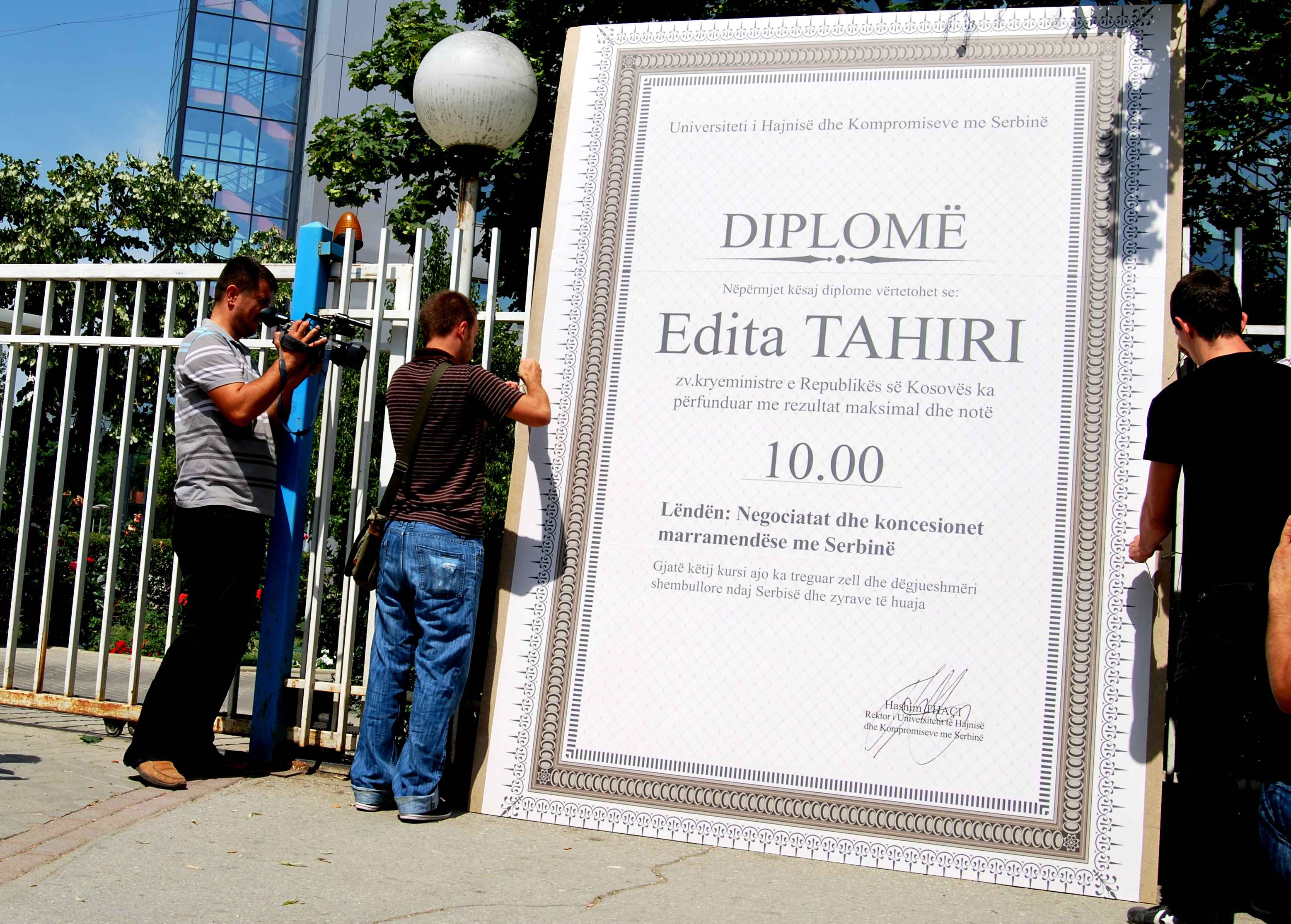 Vetëvendosje diplomon Edita Tahirin