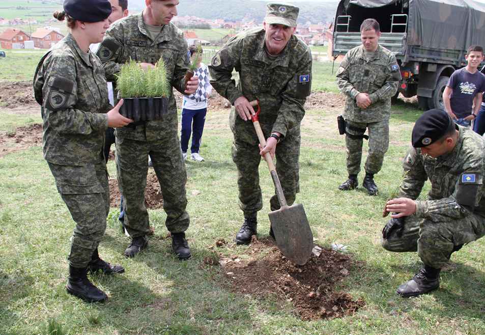 FSK bën mbjelljen e fidanëve në fshatin Malishevë të Gjilanit