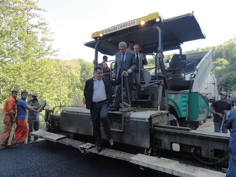 Ministri Mujota inspekton asfaltimin e rrugës së Vllahisë