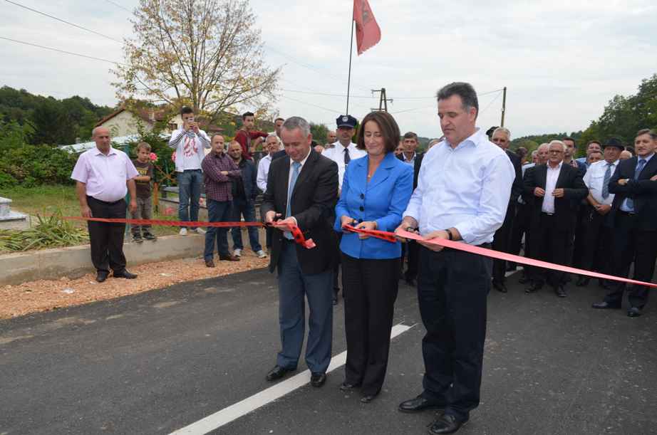 Ministri Mujota përuroi rrugë të reja në Deçan dhe Junik