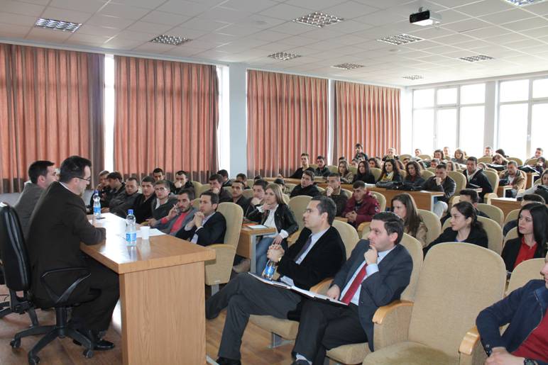 Ministri Agani shpjegon reformën shëndetësore para studentëve  