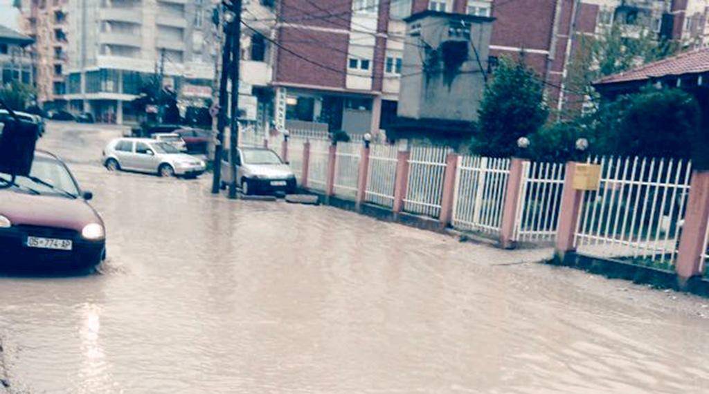 Ferizaji vërshohet nga ujrat,  Muharrem Svarqa nuk lëviz nga zyra