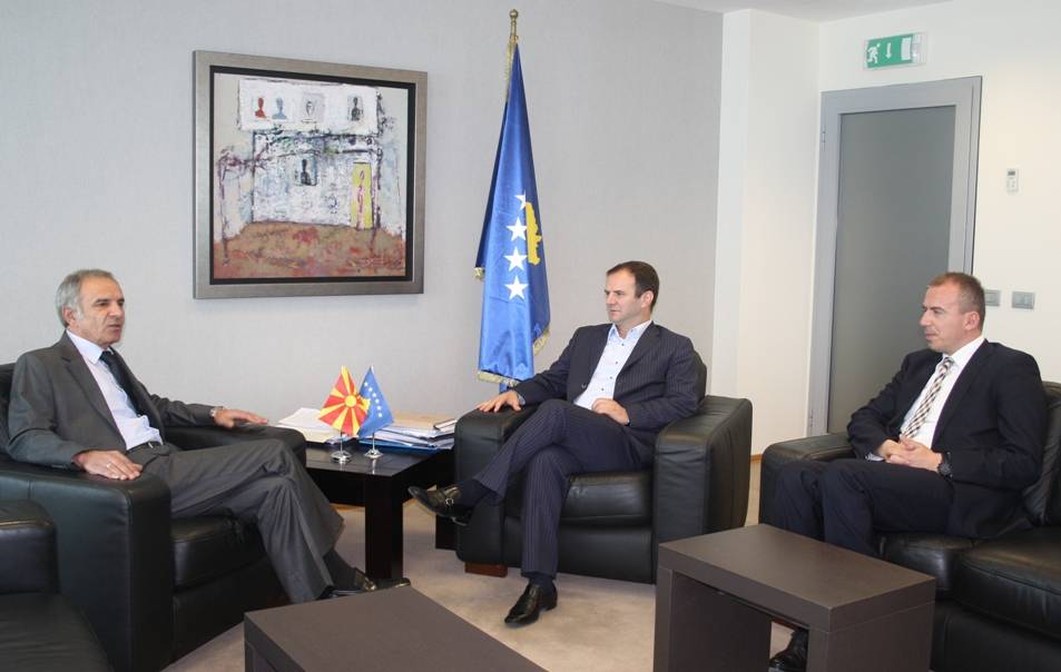 Ministri Kuçi u takua me Ambasadorin Karajanov