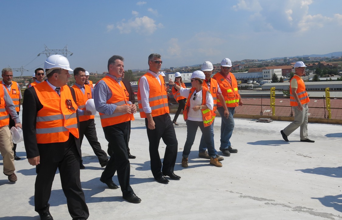 Kryeministri Thaçi inspektoi nga afër punimet në Rrugën e Kombit