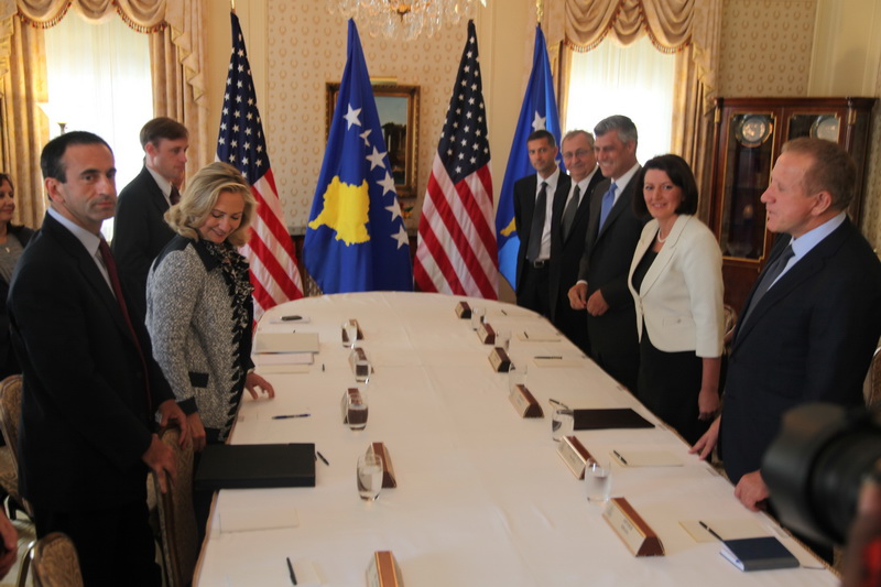 Clinton: SHBA mbështet fuqimisht sovranitetin e Kosovës 