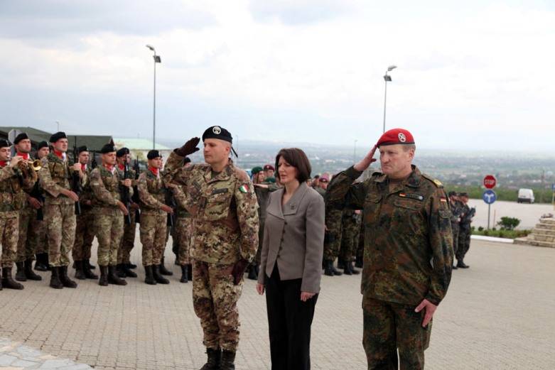 Presidentja Jahjaga vizitoi FSK-në dhe kampet e KFOR-it  
