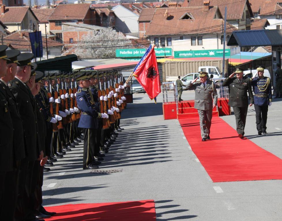 Shefi i Shtabit të Ushtrisë Shqiptare gjeneral Bazo vizitoi Ministrinë e FSK-së