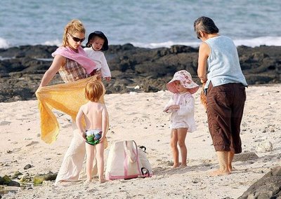 Julia Roberts, shëtit me binjakët e saj