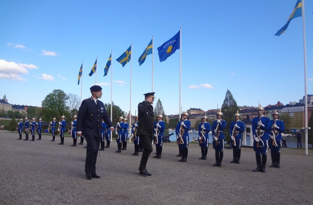 Gjenerallejtënant Kadri Kastrati pritet me nderime ushtarake në Suedi