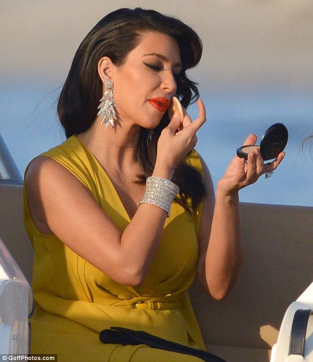 Kim Kardashian lë veshjet skandaloze 