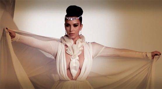 Kim Kardashian tregon gjoksin për revistën arabe