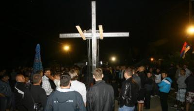 Serbët në veri vendosin kryq në barrikada