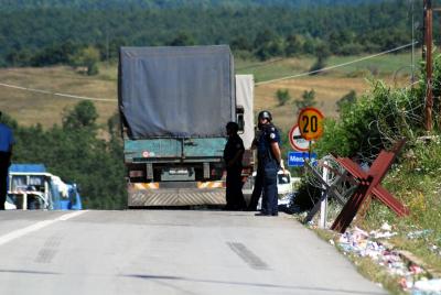 Kamionët serbë ndalohën në pikën 31, lejohen në pikën 1