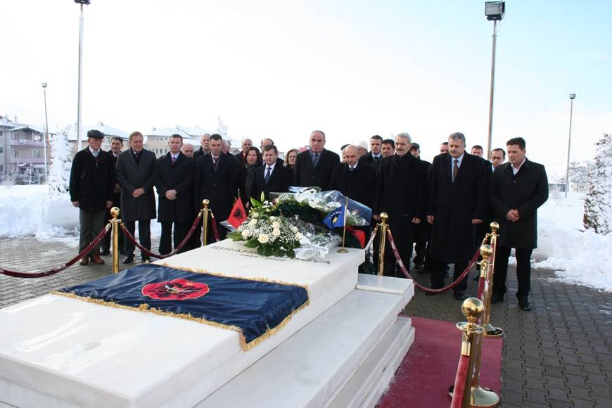 LDK bëri homazhe të varri i Presidentit Rugova