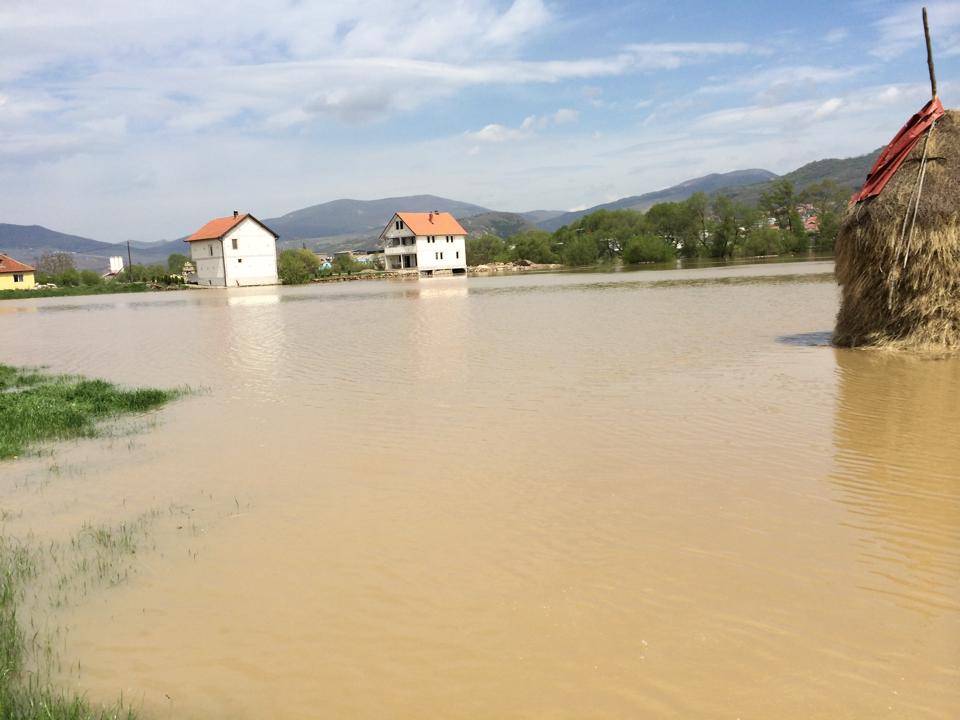 Sitnica vërshon 19 shtëpi në Mitrovicë