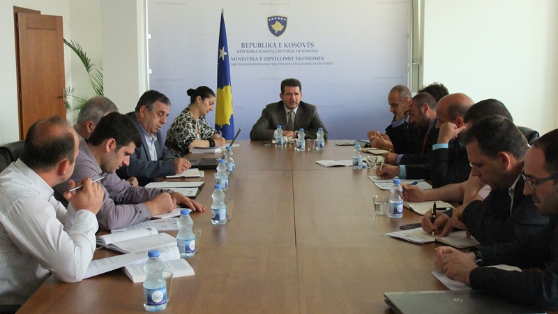  Ministri Ismajli diskuton situatën energjetike në vend me operatorët e energjisë 