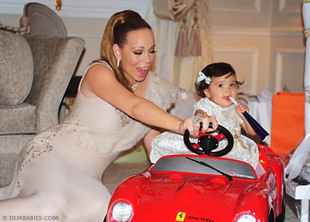 Binjakët e Mariah Carey marrin dhuratë një Ferrari lodër