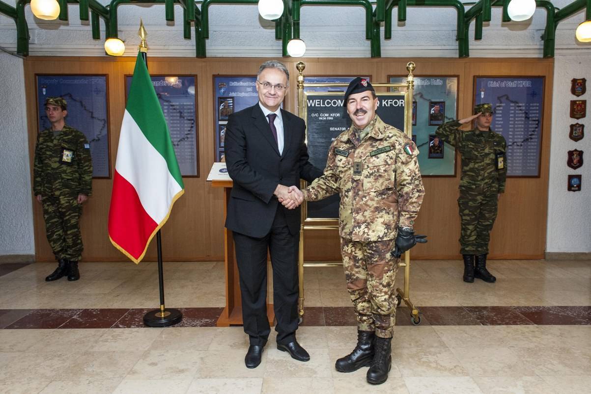 Ministri italian i mbrojtjes viziton KFOR-in 