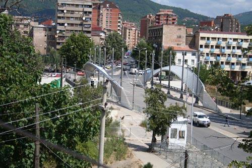 Serbët gjuajnë me armë në Mitrovicë