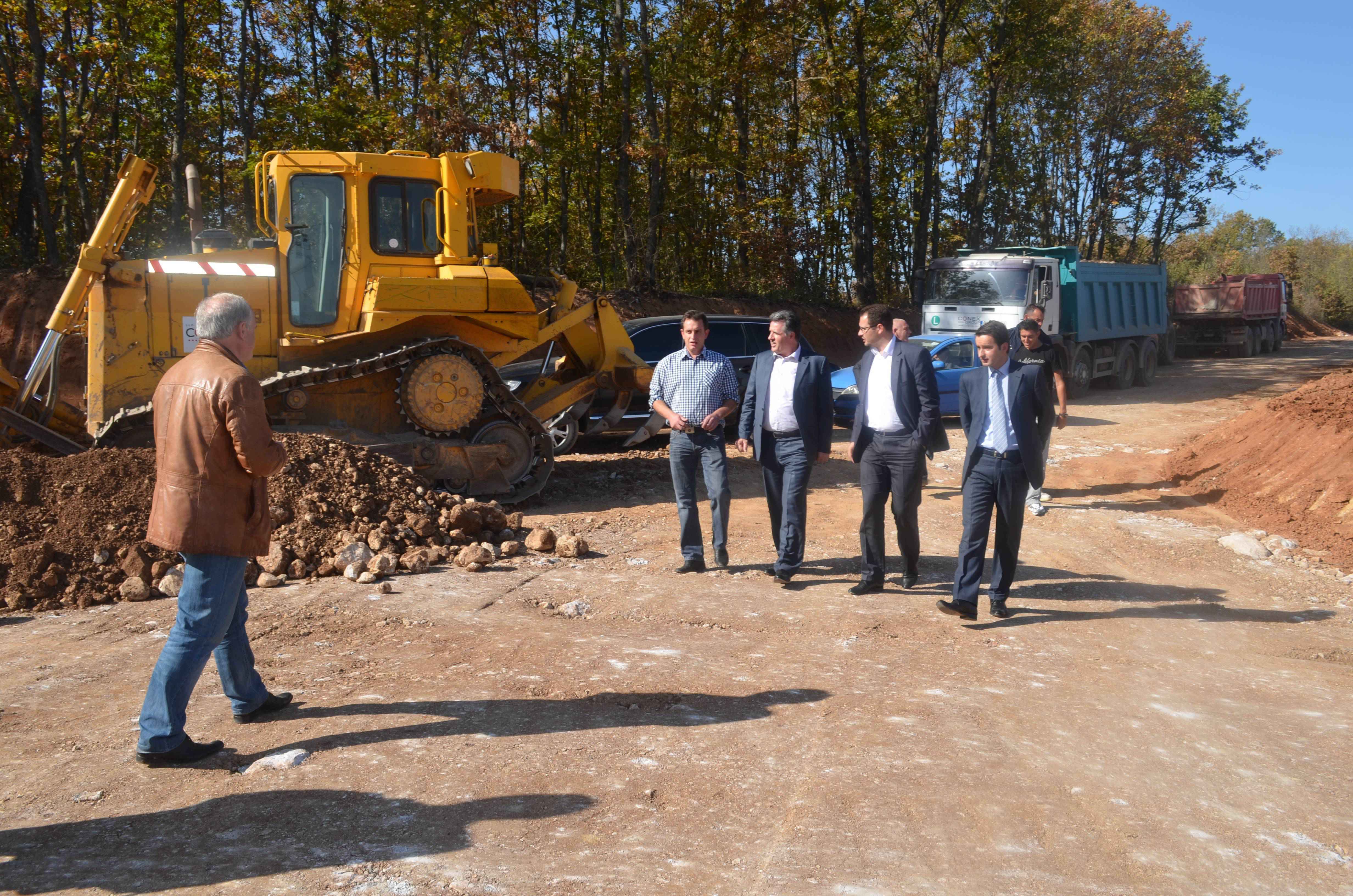 Ministri Mujota inspektoi disa projekte rrugore në komunën e Istogut