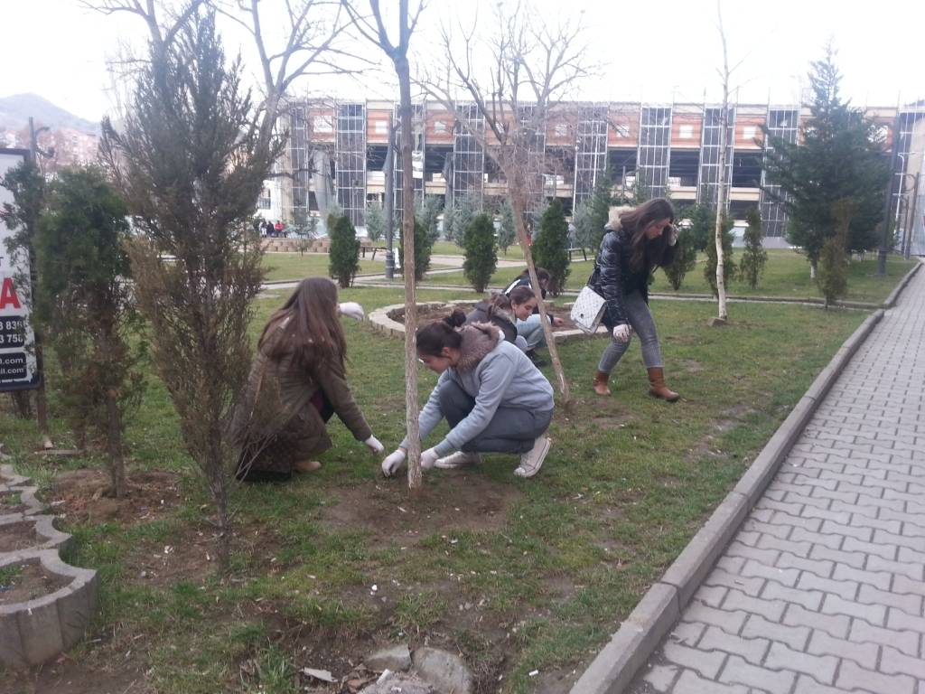 Nxënësit pastrojnë qytetin e Mitrovicës