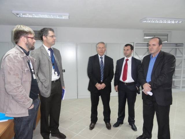 OSBE ndihmon me pajisje arkiven komunale të Mitrovicës