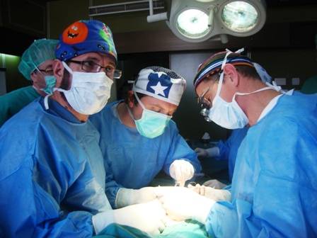 Kirurgët plastik nga Turqia dhe vendorë intervenojnë te pacientët