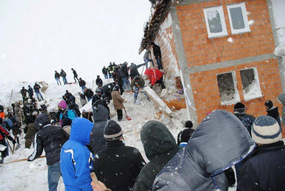 Orteku i borës mbulon 15 shtpëpi në Restelicë, vdesin 7 persona