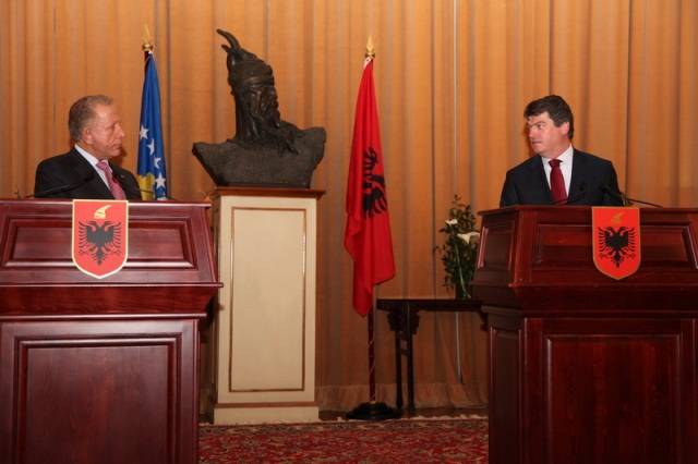 Presidenti Pacolli vazhdon vizitën në Shqipëri