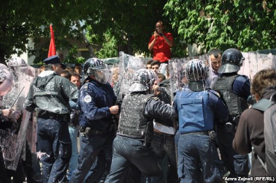 Lëndohen 17 policë, arrestohen 68 protestues