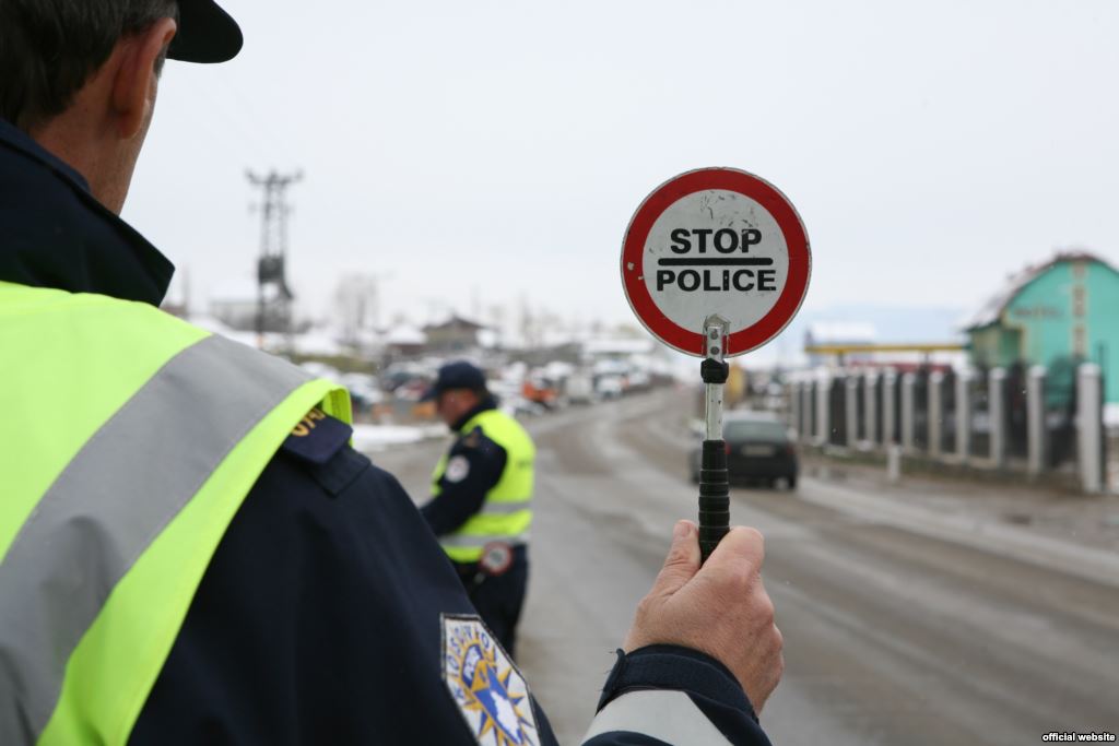 Policia apelon për kujdes të shtuar në trafik për shkak të borës
