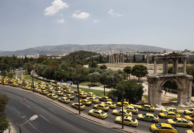 Protestë e fuqishme e taksistëve në Athinë kundër qeverisë