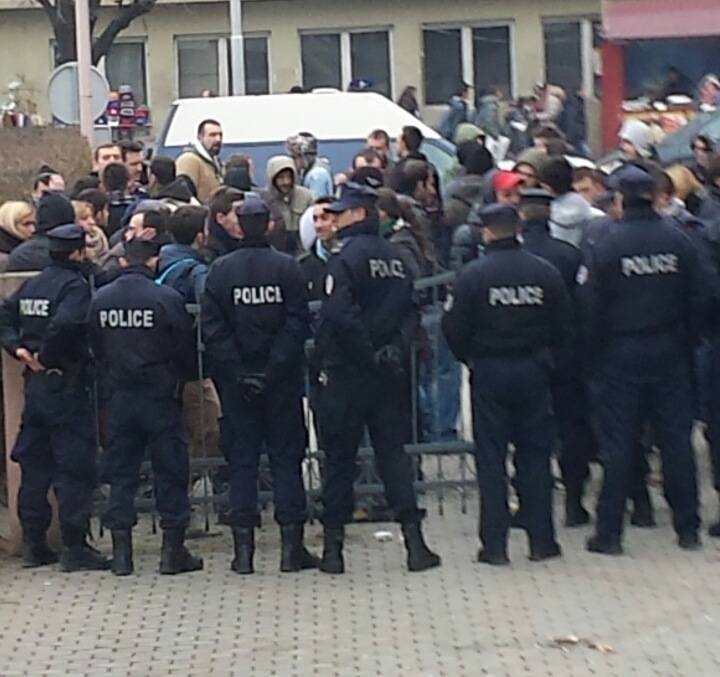 Policia monitoron protesten e studenteve