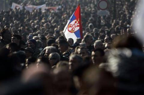 Protestë kundër qeverisë në Serbi