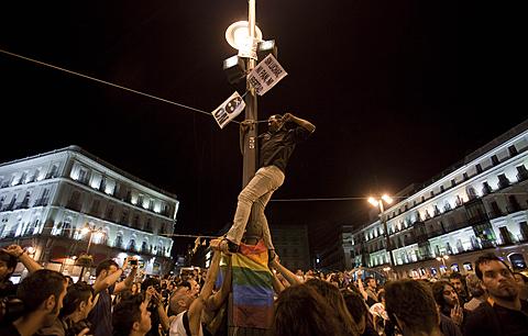 Spanjollët protestojnë kundër kufizimit të borxhit publik