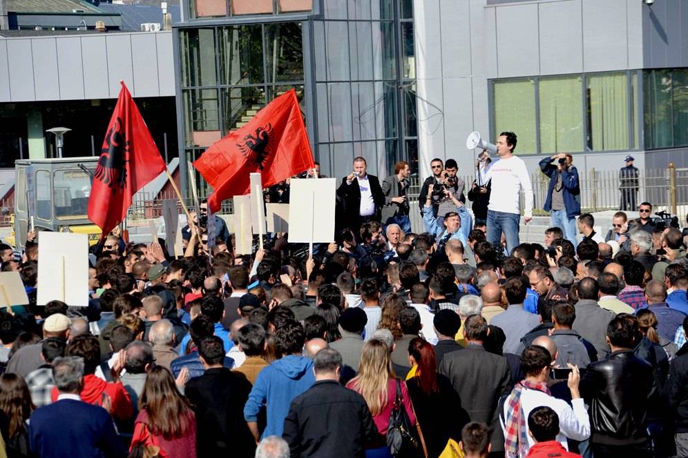 Vetëvendosje: Duam bashkim me Shqipërinë, jo pazare me Serbinë