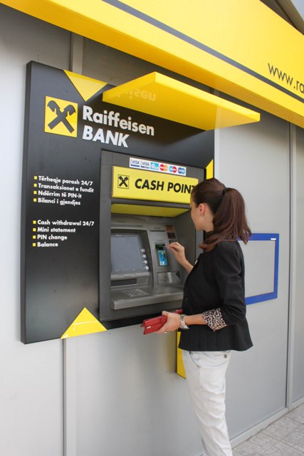 Raiffeisen Bank International arrinë 745 milionë euro