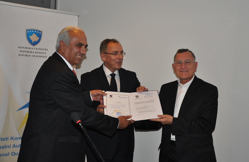 Ministri Buja shpërndan certifikatat e para për intitucionet e AAP