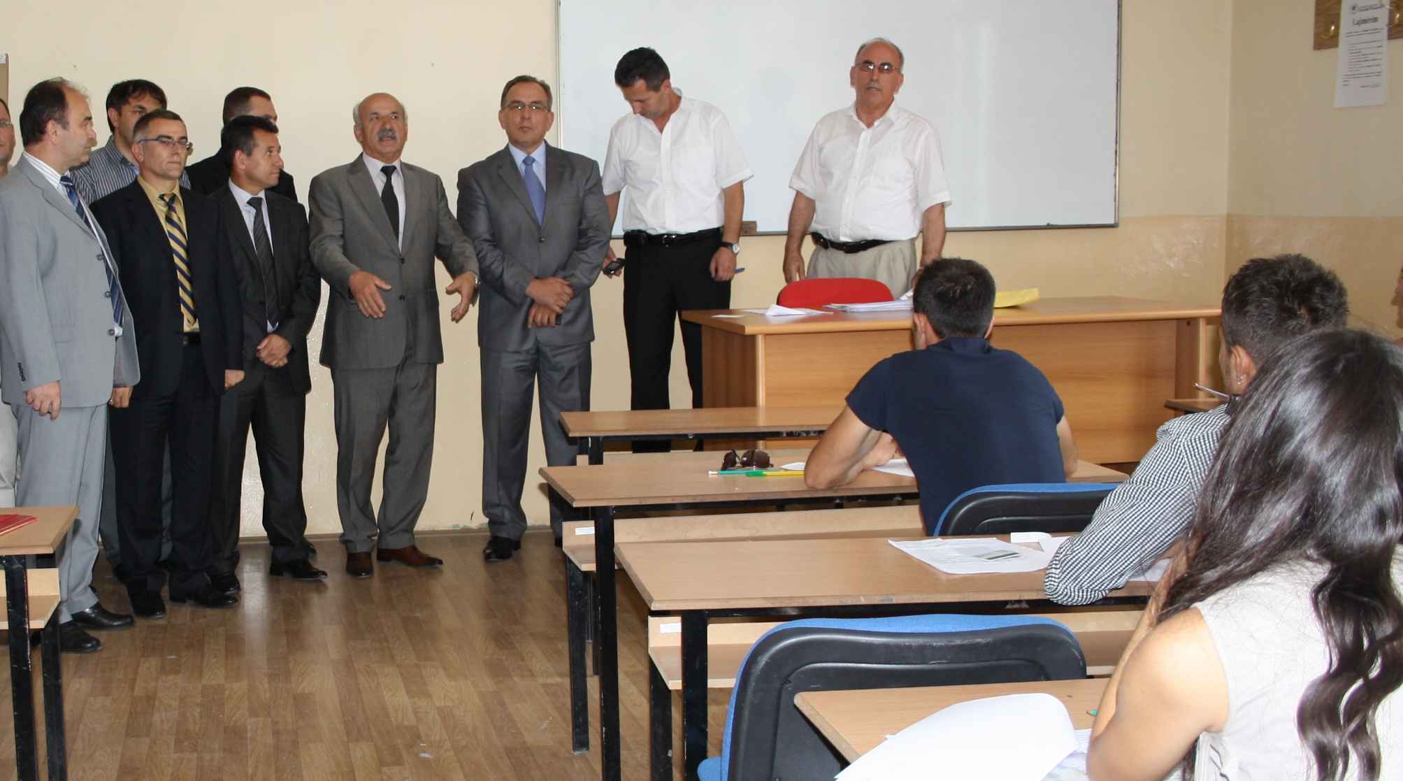 Ministri Buja vezhgon nga afër mbarëvajtjen e provimit pranues 
