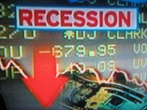 Franca zyrtarisht hyn në recesion ekonomik 