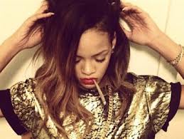 Rihanna poston në Twitter tjetër foto duke tymosur hashash