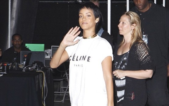 Rihanna pret flokët shumë shkurt