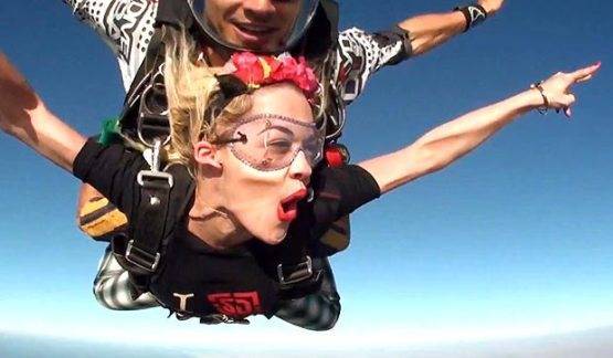 Rita Ora hidhet me parashutë në Dubai