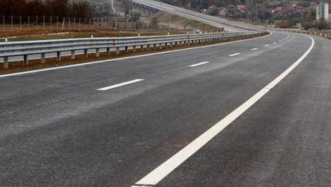 Nënshkruhet marrëveshja për zgjerimin e rrugës Prishtinë-Mitrovicë