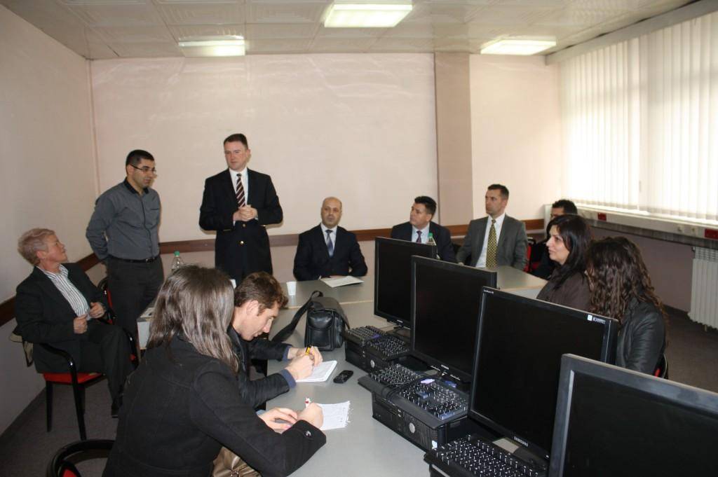 Ambasada e SHBA-ve dhuron kompjuter për bibliotekën e Mitrovicës   