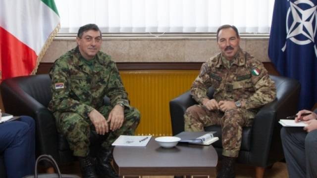 Komandanti i KFOR-it takon Shefin e Forcave të Armatosura të Serbisë 