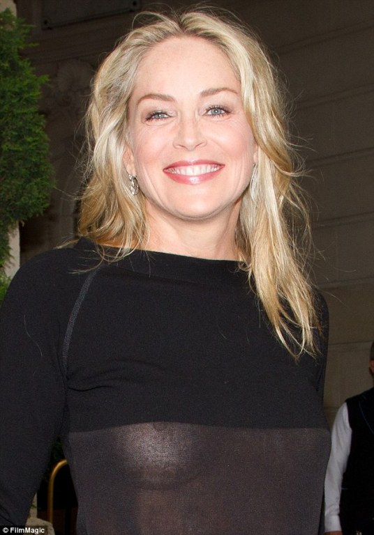 Sharon Stone, me një bluzë të tejdukshme  në Paris