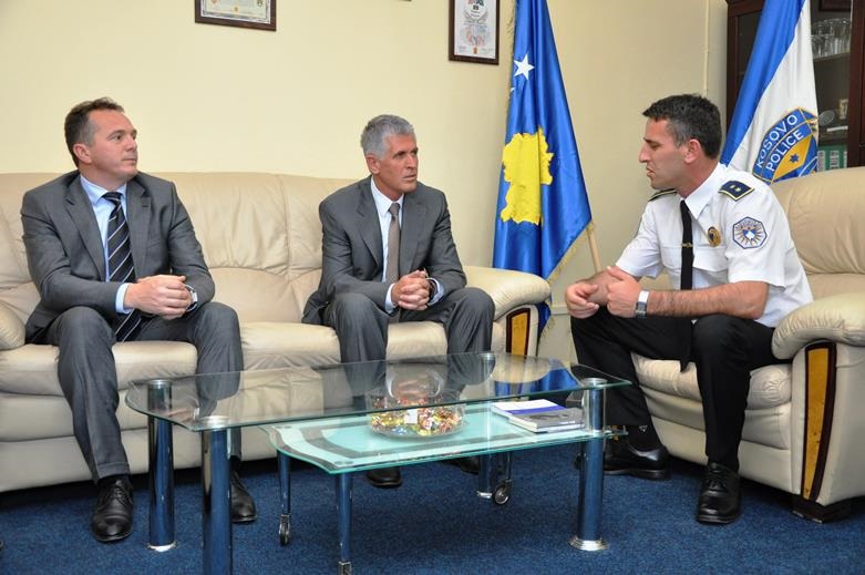 Rexhepi viziton policinë në Vushtrri e Mitrovicë