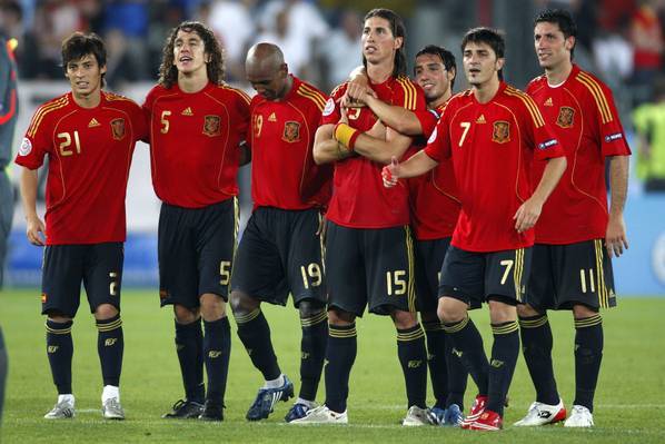 Spanjollët dominojnë në skuadrën e vitit 2010